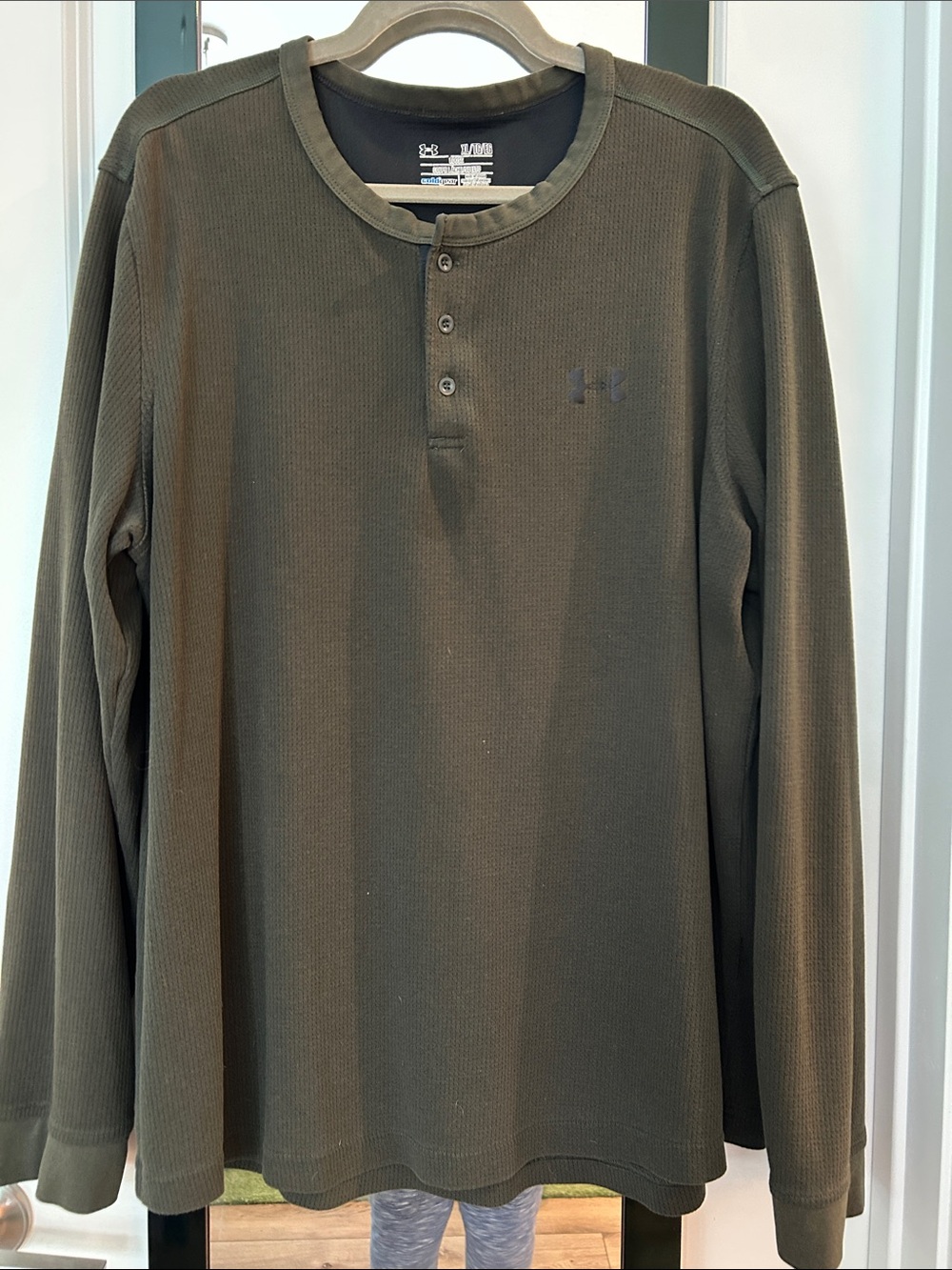 Under Armour long sleeved 3-button shirt. XL. Loose fit.